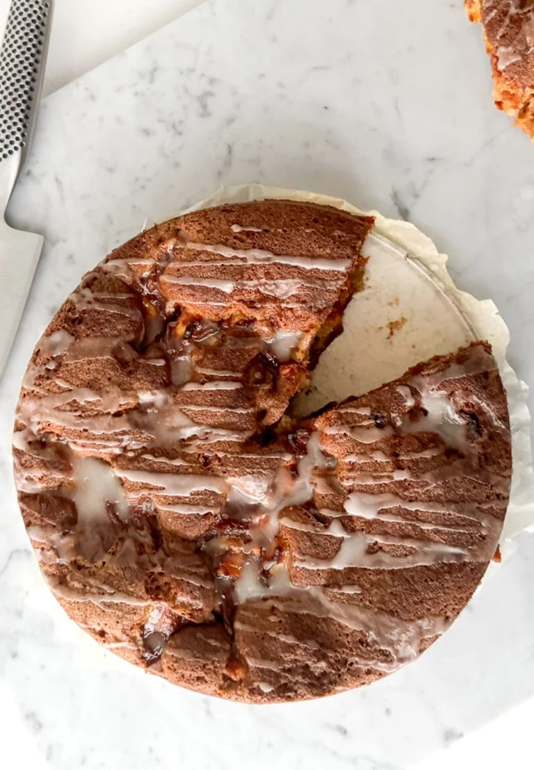 Appel kaneel swirl cake met een punt eruit gesneden