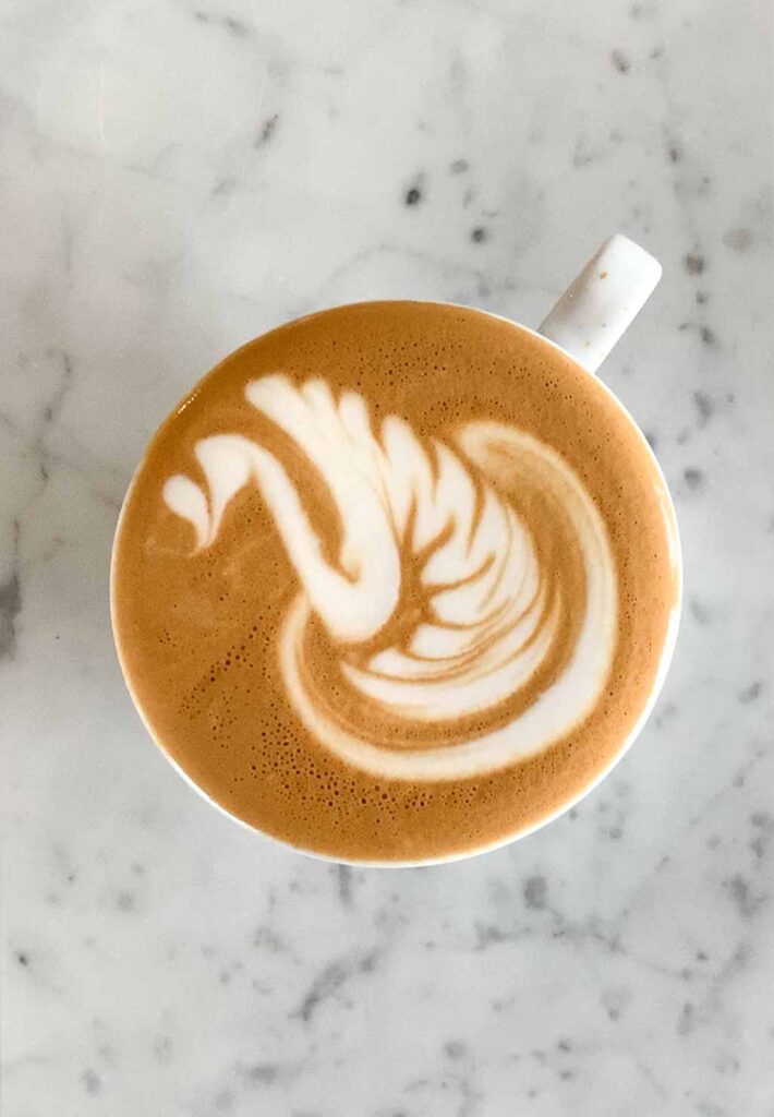 Hoe maak je een latte art zwaan?