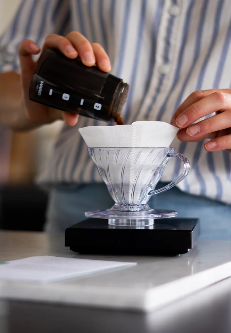 gemalen koffie gieten in V60 met filter