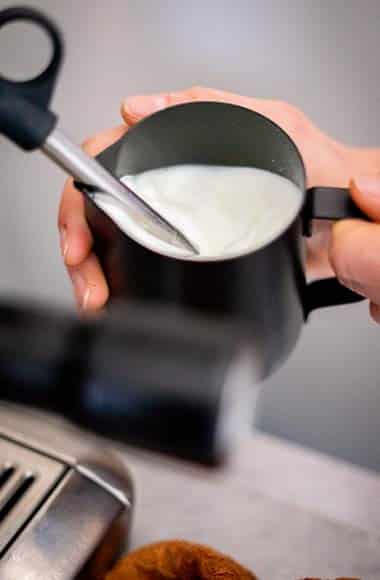 hoe maak je latte art met een sage espressomachine