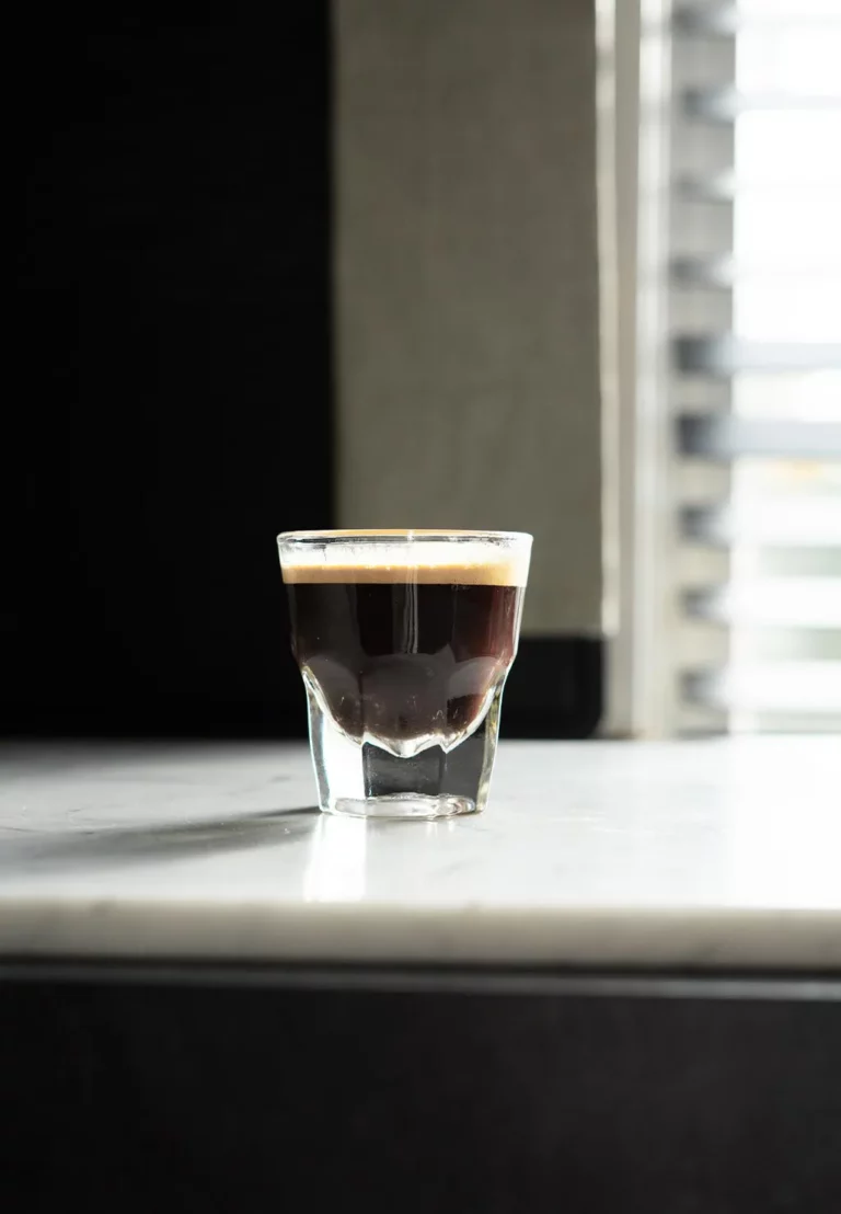 Lungo koffie in een glas