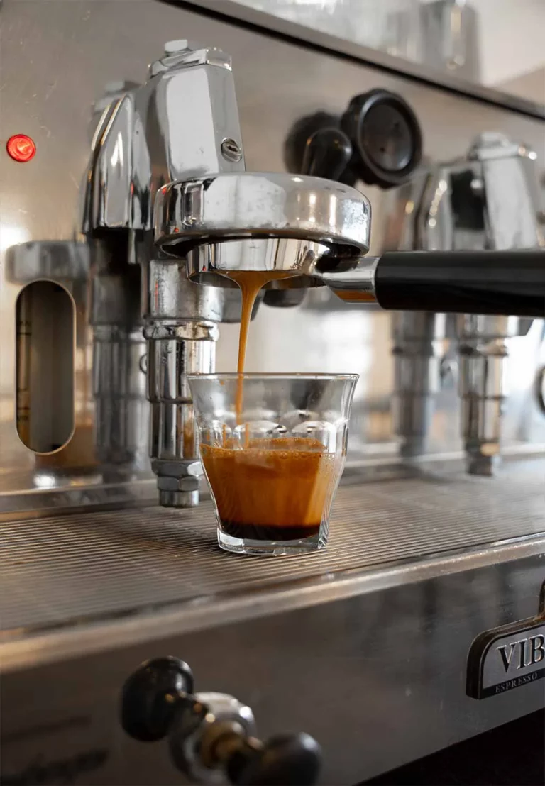 Koffie onder een koffiemachine