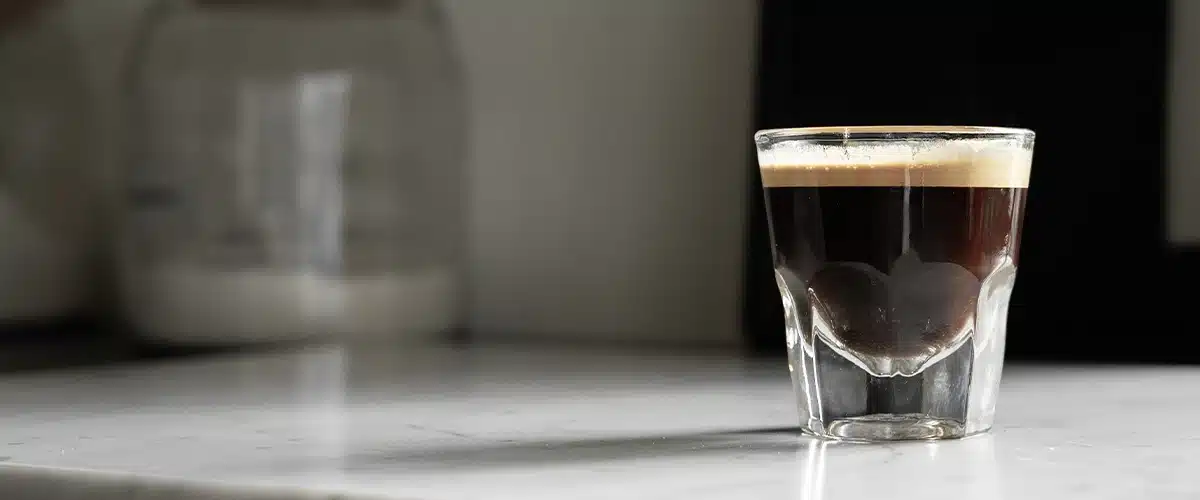 Versgezette espresso in een espressoglas