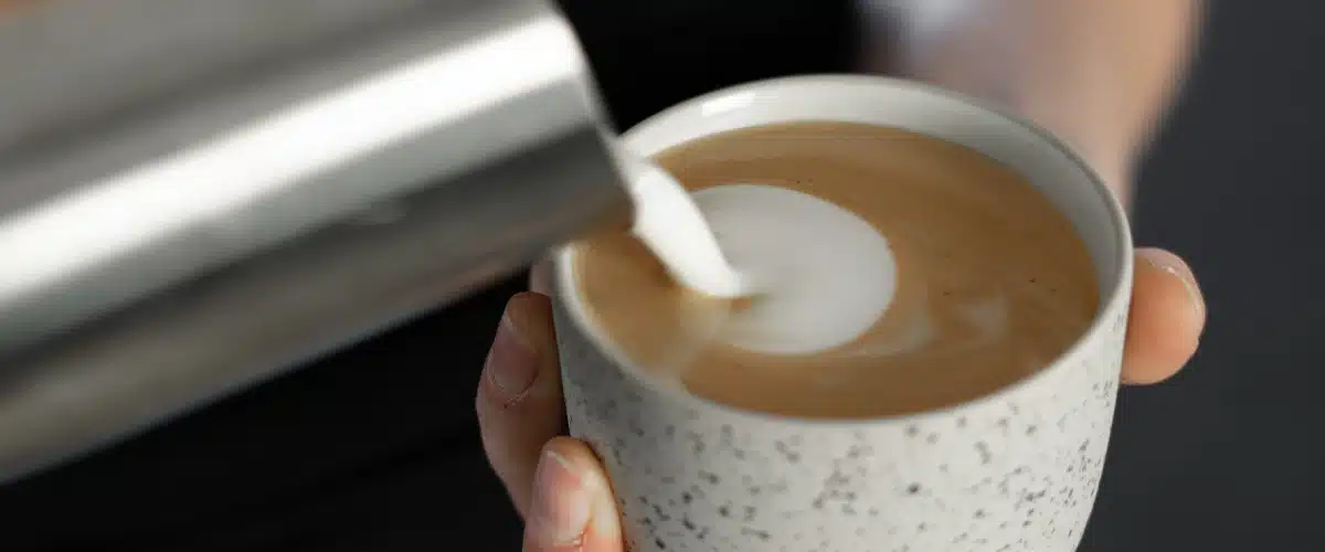 Latte art schenken in een gespikkelde kop