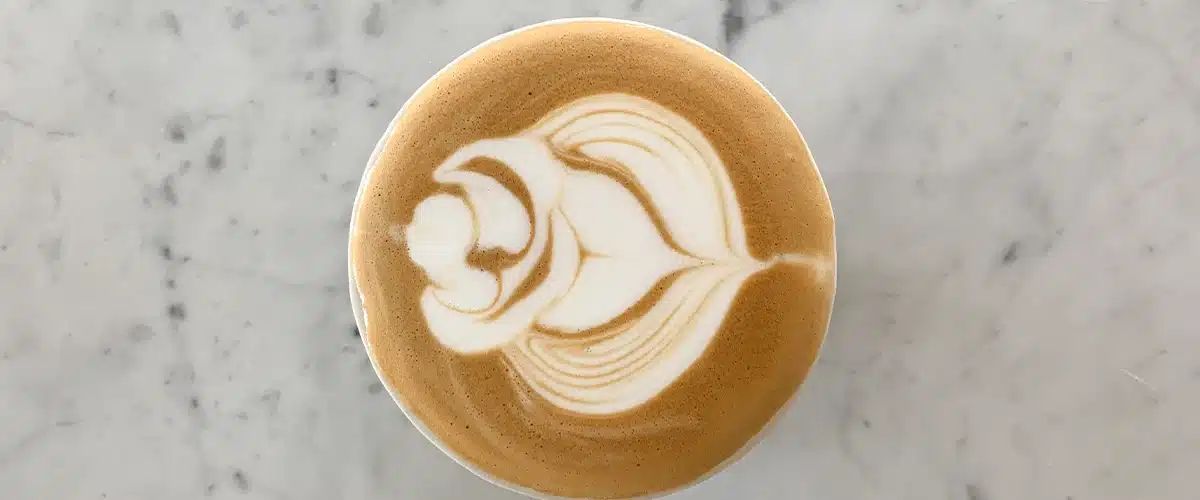 Close up van een kop koffie met latte art
