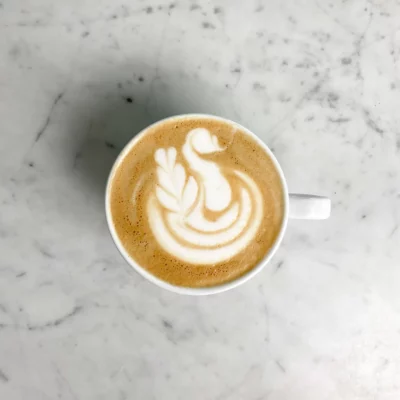 Cappuccino met zwaan van boven gefotografeerd