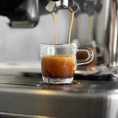 espresso kopje onder koffiemachine