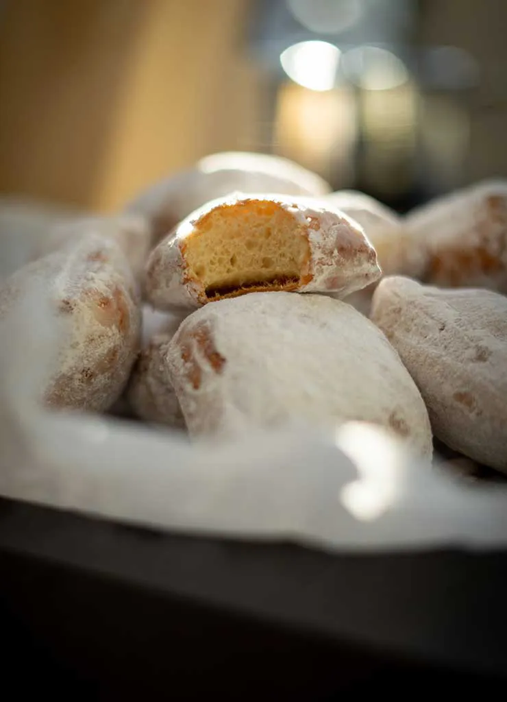Klassieke Franse Beignets met hap eruit