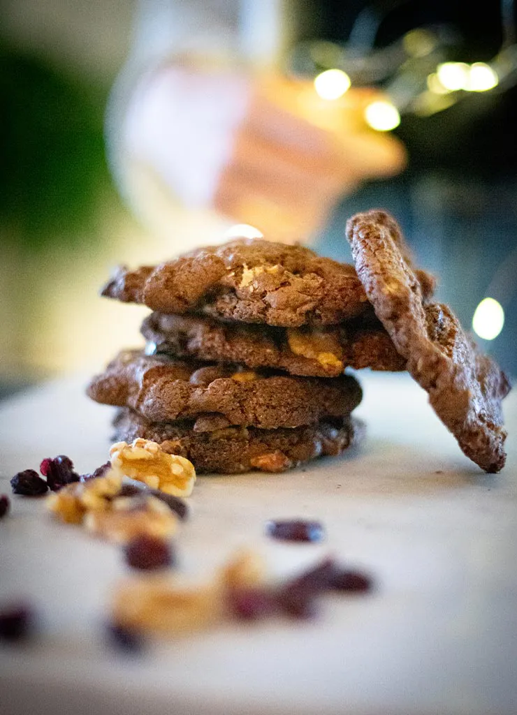 Donkere chocolate chip cookies met walnoot en cranberry op een stapeltje