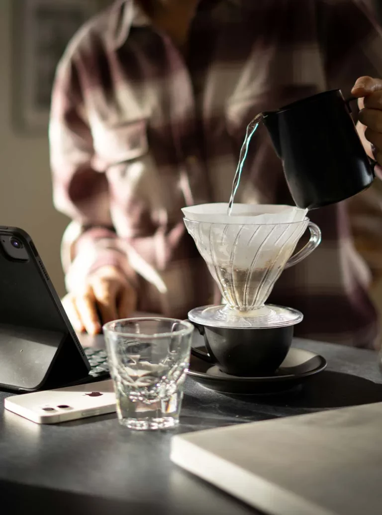 Water schenken in een V60 bovenop een koffiekop