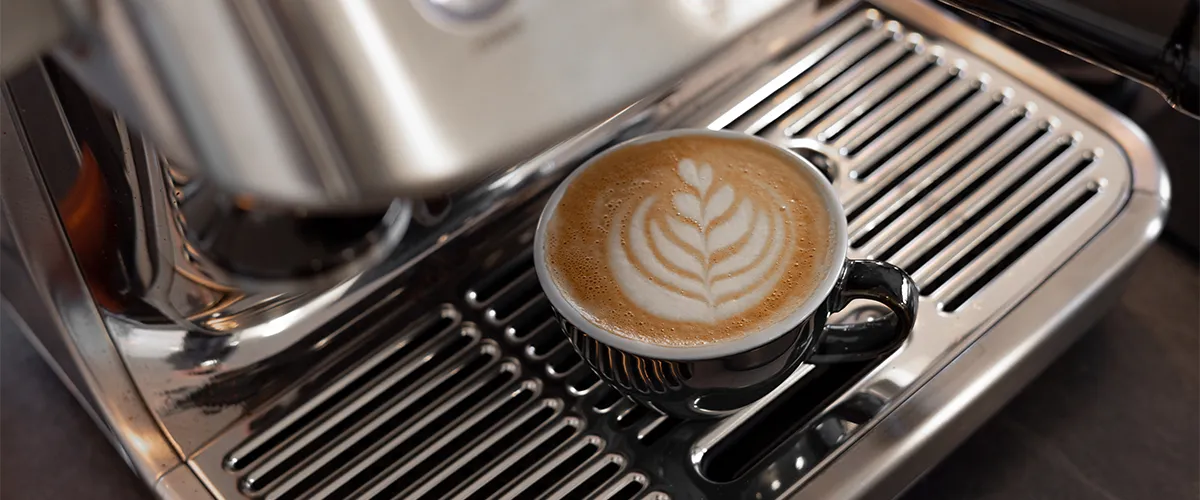 kopje koffie met latte art op een Sage espressomachine