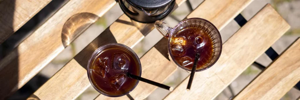 Twee cold brew in een glas van boven gefotografeerd