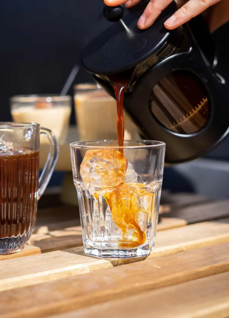 Cold brew met een French Press wordt in glas geschonken