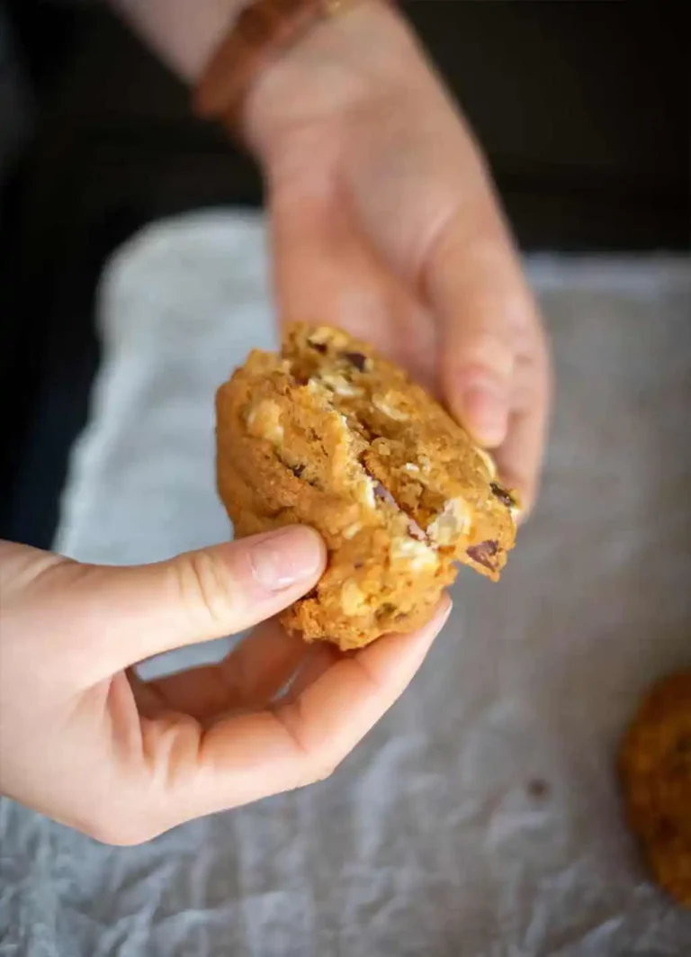 White chocolate chip cookies door midden gebroken