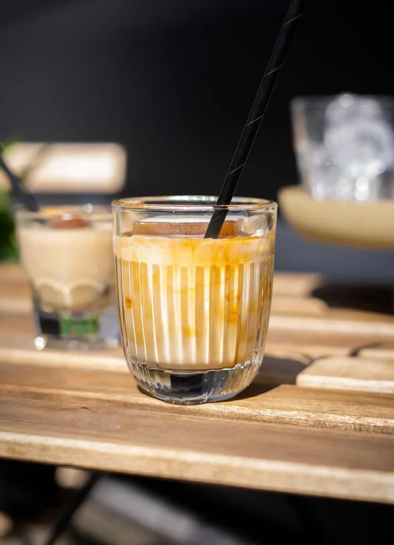 Koffie ijsblokjes met LeRine koffiebonen in een glas met rietje