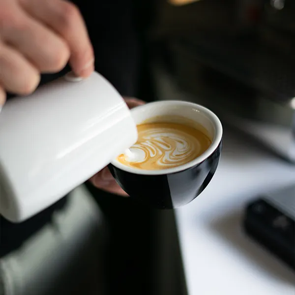 latte art schenken in een kopje