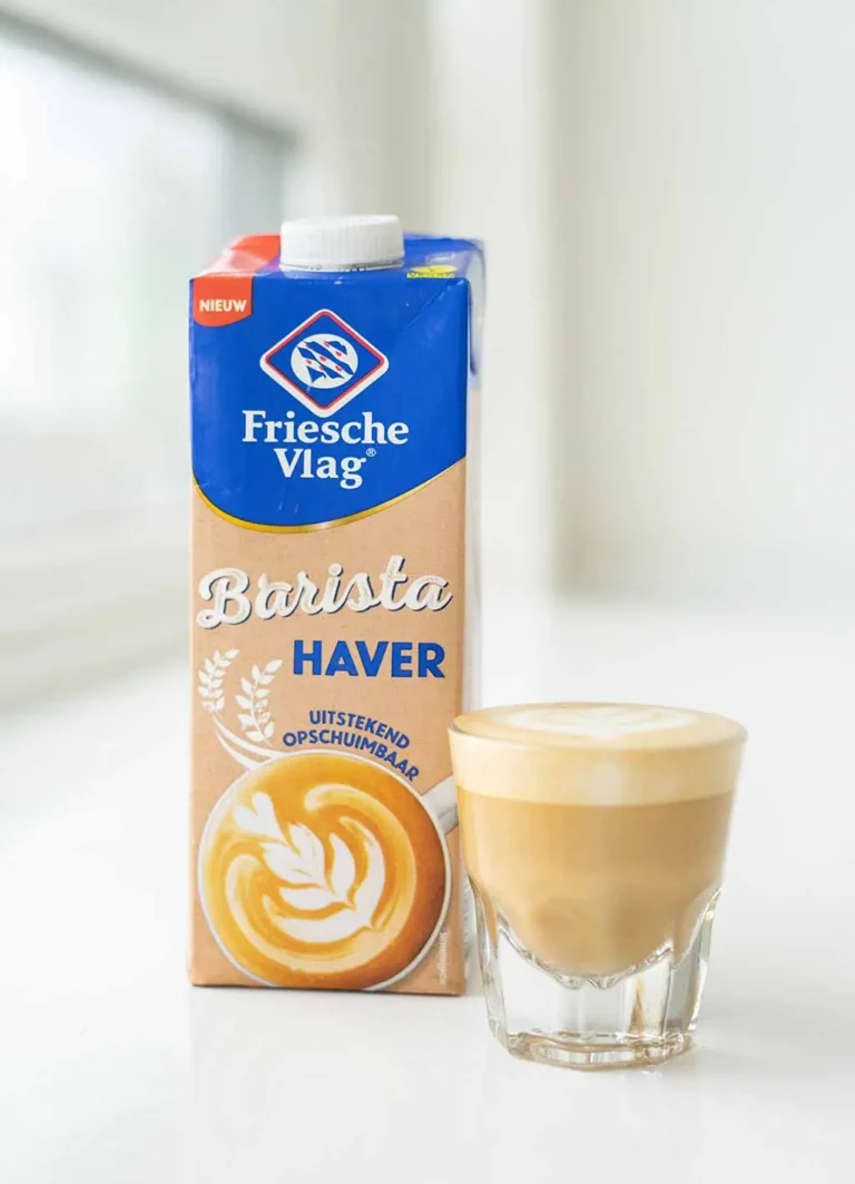 Friesche Vlag Barista Haver met cappuccino in glas ernaast