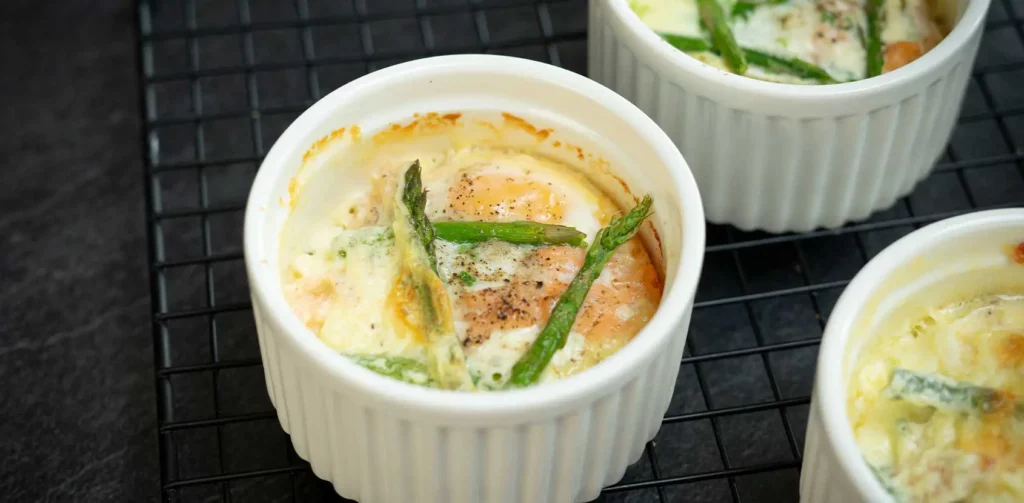 Oeuf en cocotte met zalm en asperges op een tray