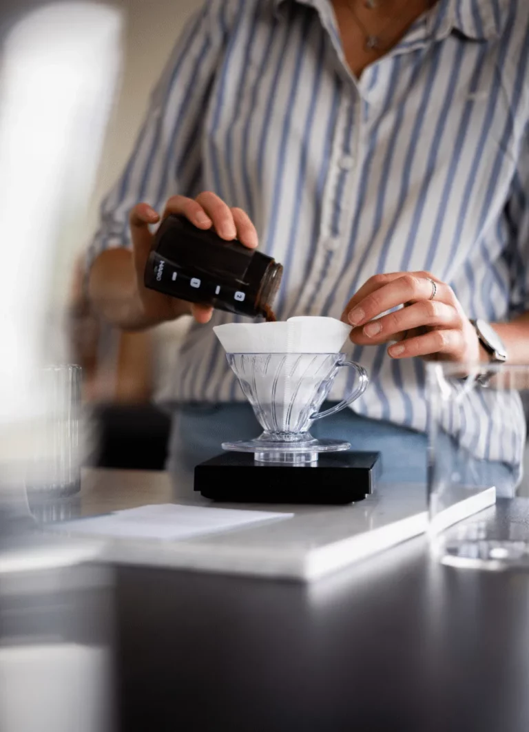 Koffie die in een V60 met filter word gegoten