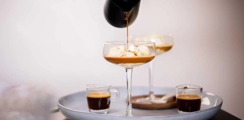 Affogato's met ambachtelijk karamel ijs in een cocktail glas