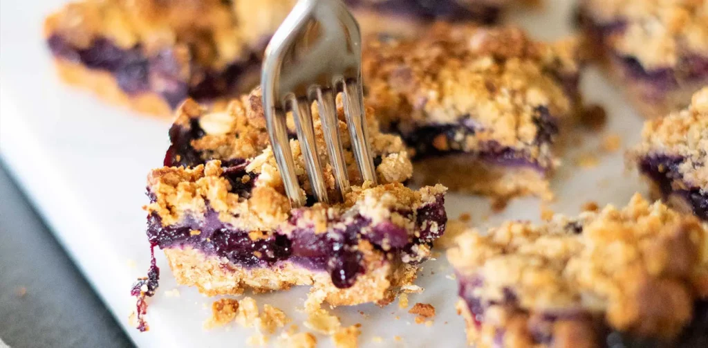 Gezonde blauwe bessen kruimelkoek met een vork erin