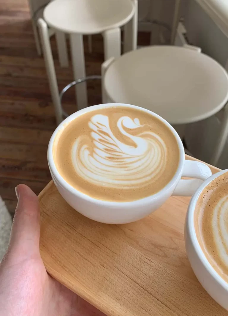 Latte art van een zwaan gemaakt door Rebecca