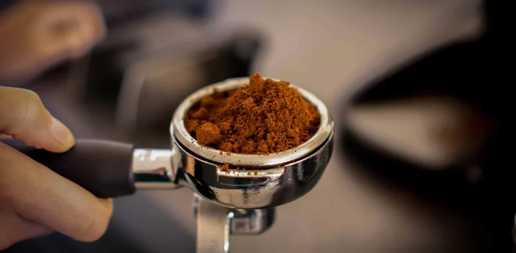 Gemalen espresso in een piston