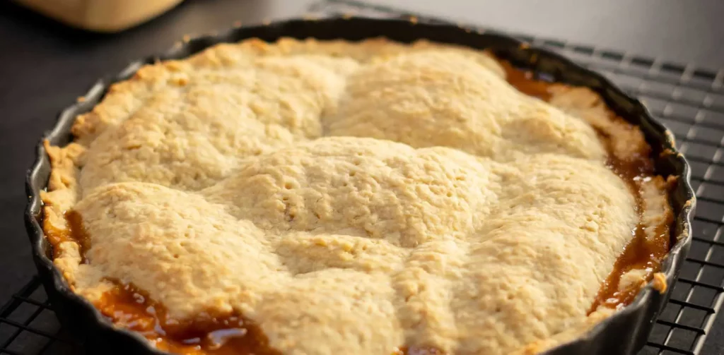 Tarte tatin met appel en peer op een tray