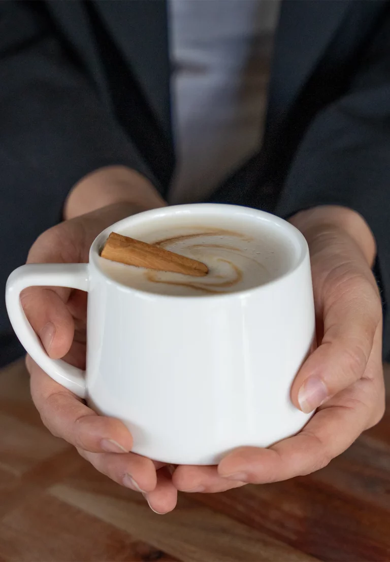 Chai latte met kaneelstok in grote mok