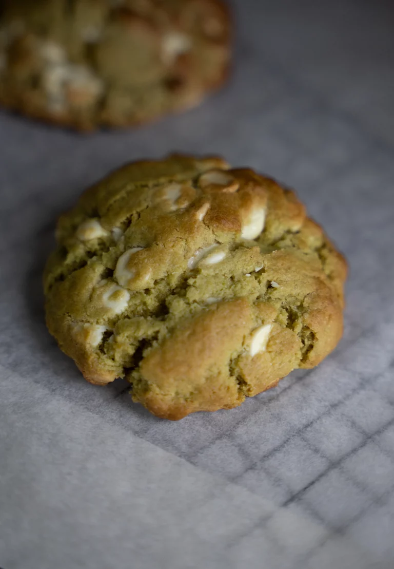 Matcha chocolate chip cookies op bakpapier