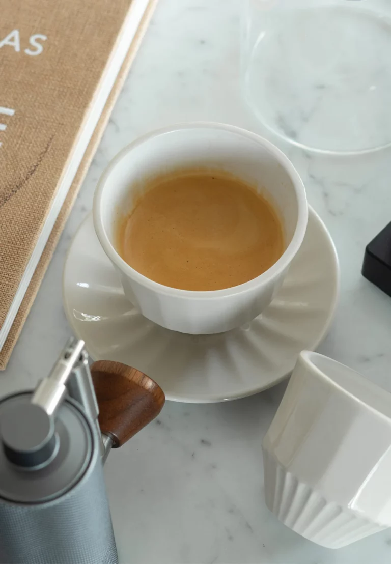 Koffie in LeRine kopje met schotel